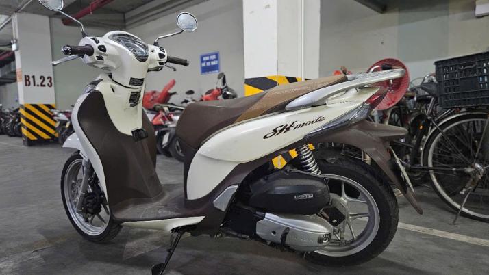 Cần bán xe SHMod màu trắng, chính chủ nữ đi 9000 km còn như mới không 1 vết xước, đăng ký 2018