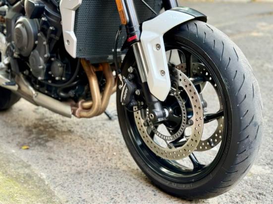 Cần bán Triumph Trident 660 bản Crystal white