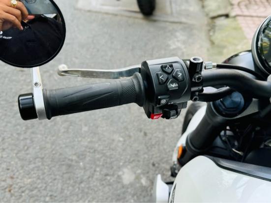 Cần bán Triumph Trident 660 bản Crystal white