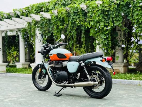 Cần bán Triumph T100 2023 màu Meridien Blue/Tangerine, odo 6k km