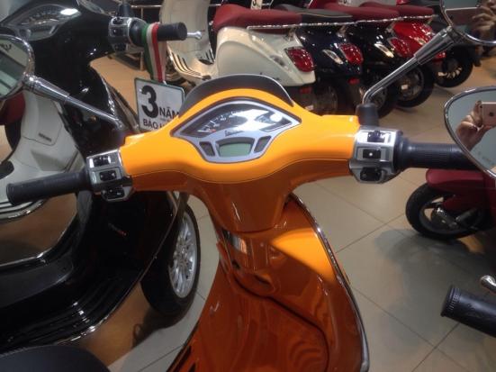 Vespa Sprint tặng quà chính hãng