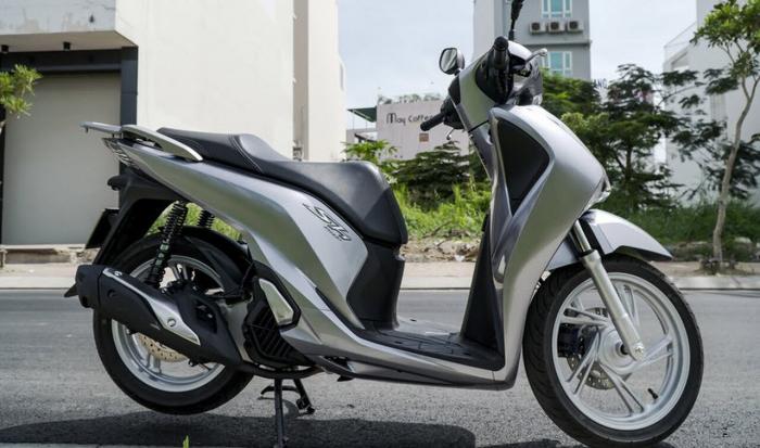 Bán gấp xe SH 125i đời 2018 màu đen bạc mới mua