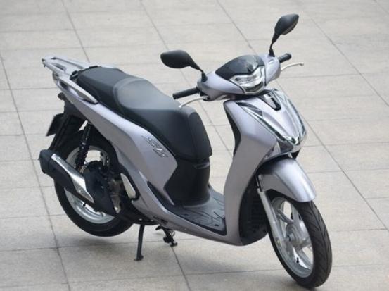 Bán gấp xe SH 125i đời 2018 màu đen bạc mới mua