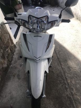 Cần bán Honda Blade 2018, màu trắng, đã đi 8300 km