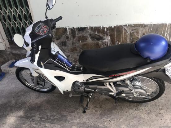 Cần bán Honda Blade 2018, màu trắng, đã đi 8300 km