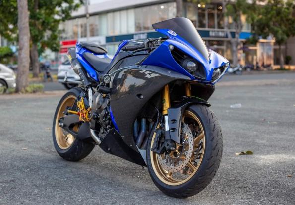 Yamaha R1 mắt cú 