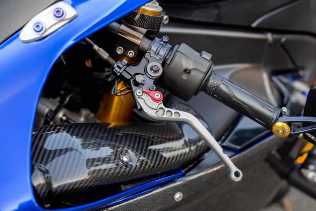 Yamaha R1 mắt cú 